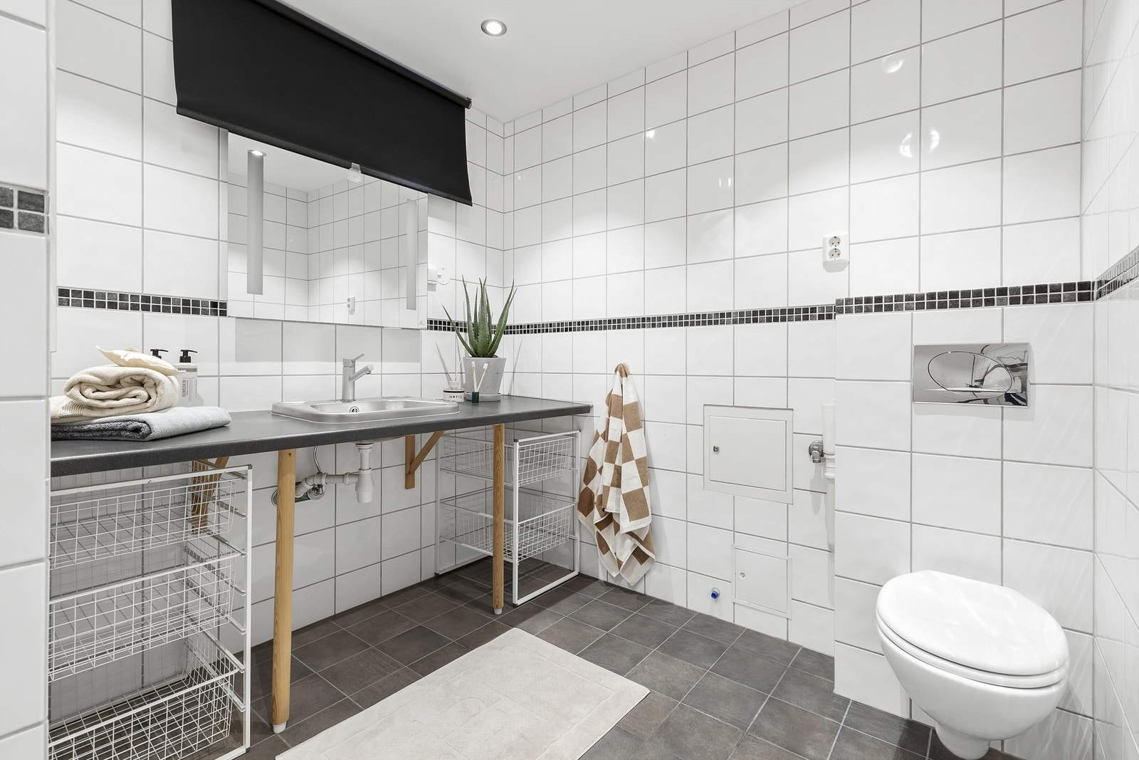 Flislagt bad med opplegg for vaskemaskin. Galleribilde