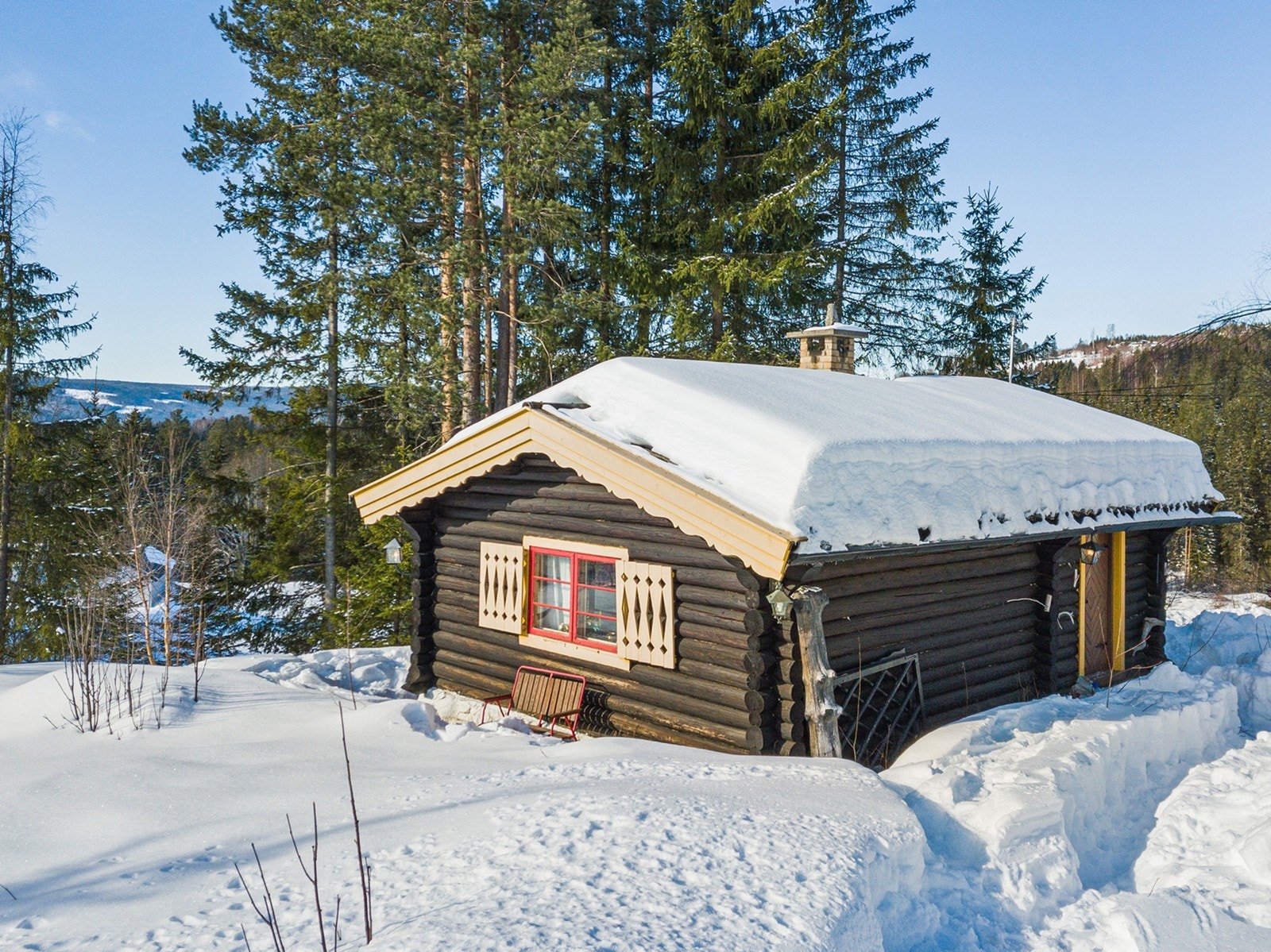 Innbydende tømmerhytte i naturskjønne omgivelser! Galleribilde