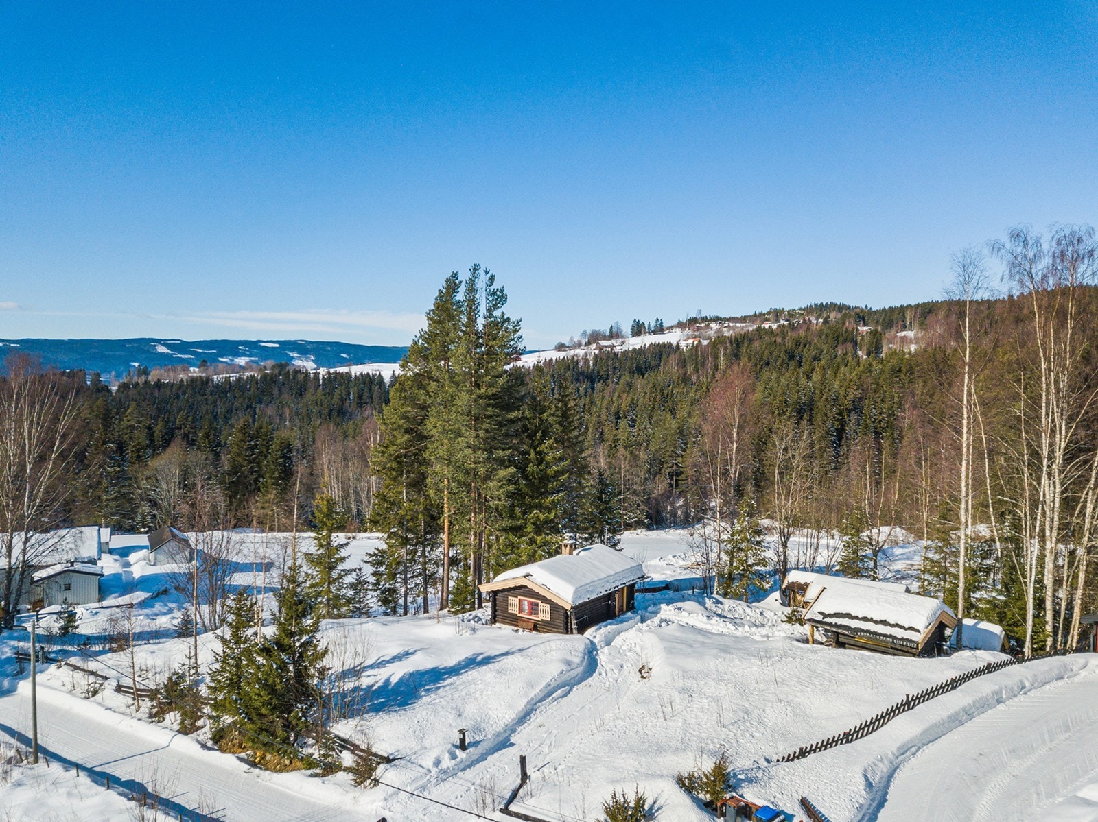 Landlige omgivelser og turstier i umiddelbar nærhet innover i marka. Galleribilde