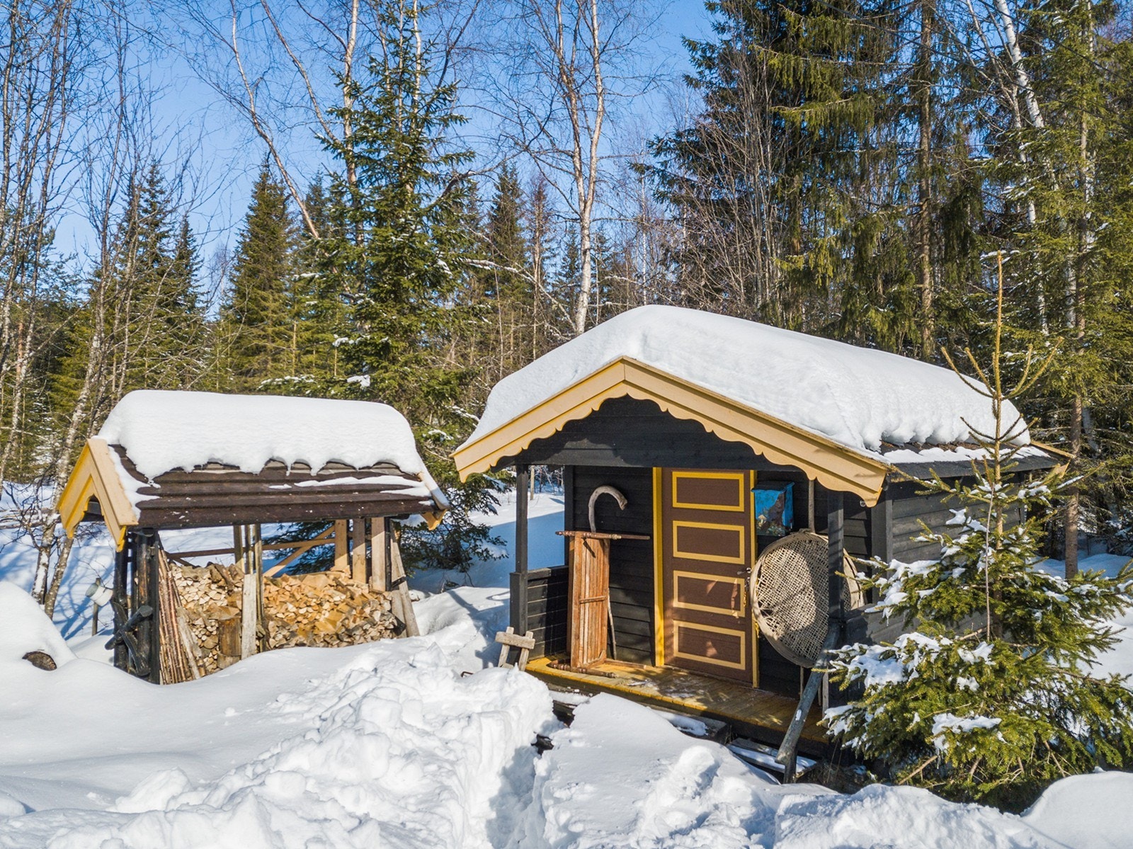 Uthus med bod og hyttetoalett. I tillegg er det satt opp en flott lagringsplass for ved. Galleribilde