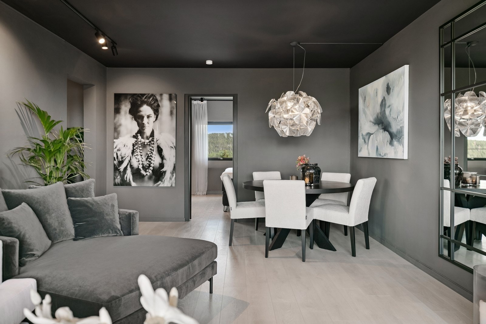 Omtrent alle lys kan stemmestyres via f.eks Google, Sonos eller Alexa. Omtrent all belysning styres med x-comfort eller plejd. Galleribilde