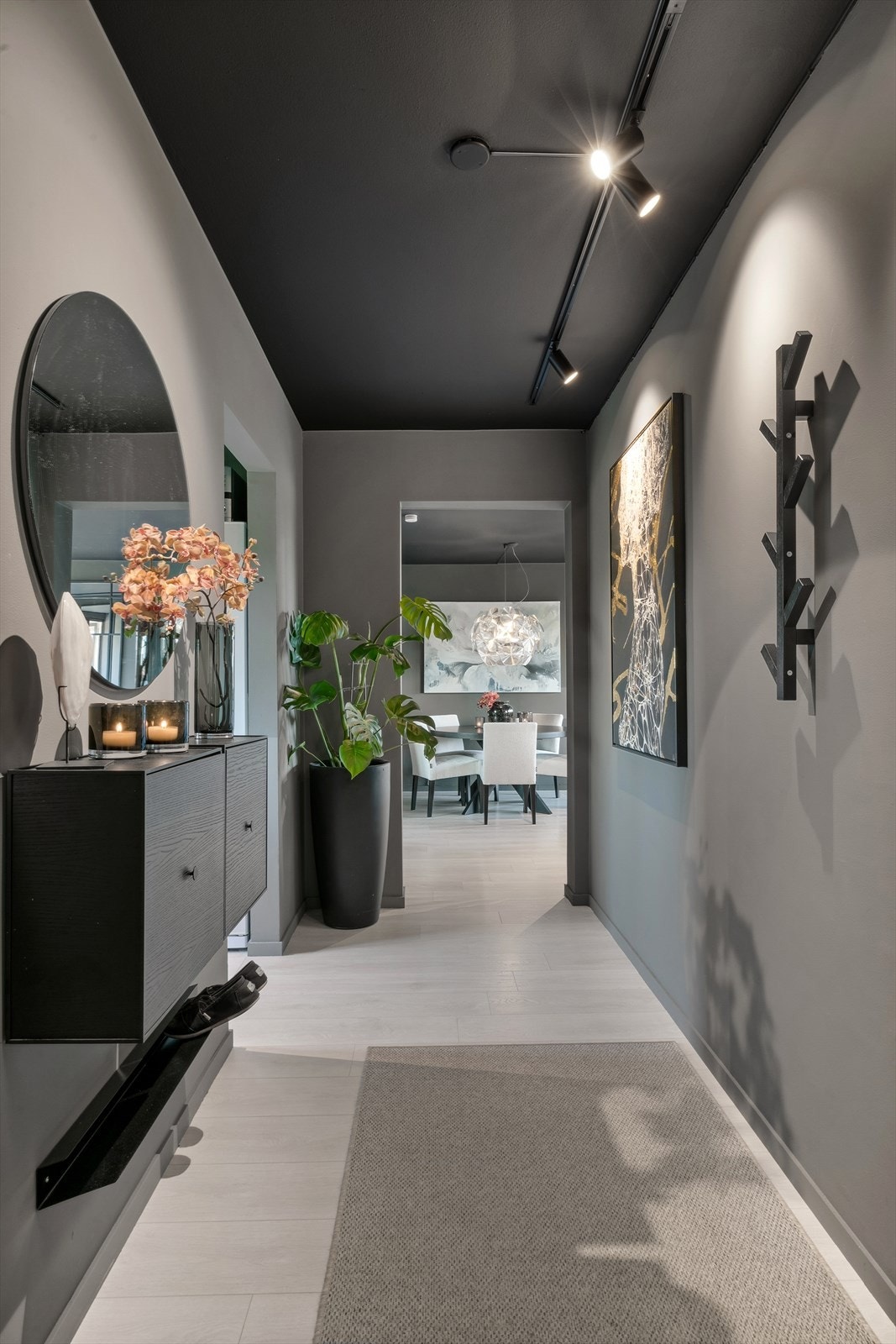 Leiligheten ligger i byggets 5. etasje, og har adkomst via felles trapp og heis. Velkommen inn! Galleribilde