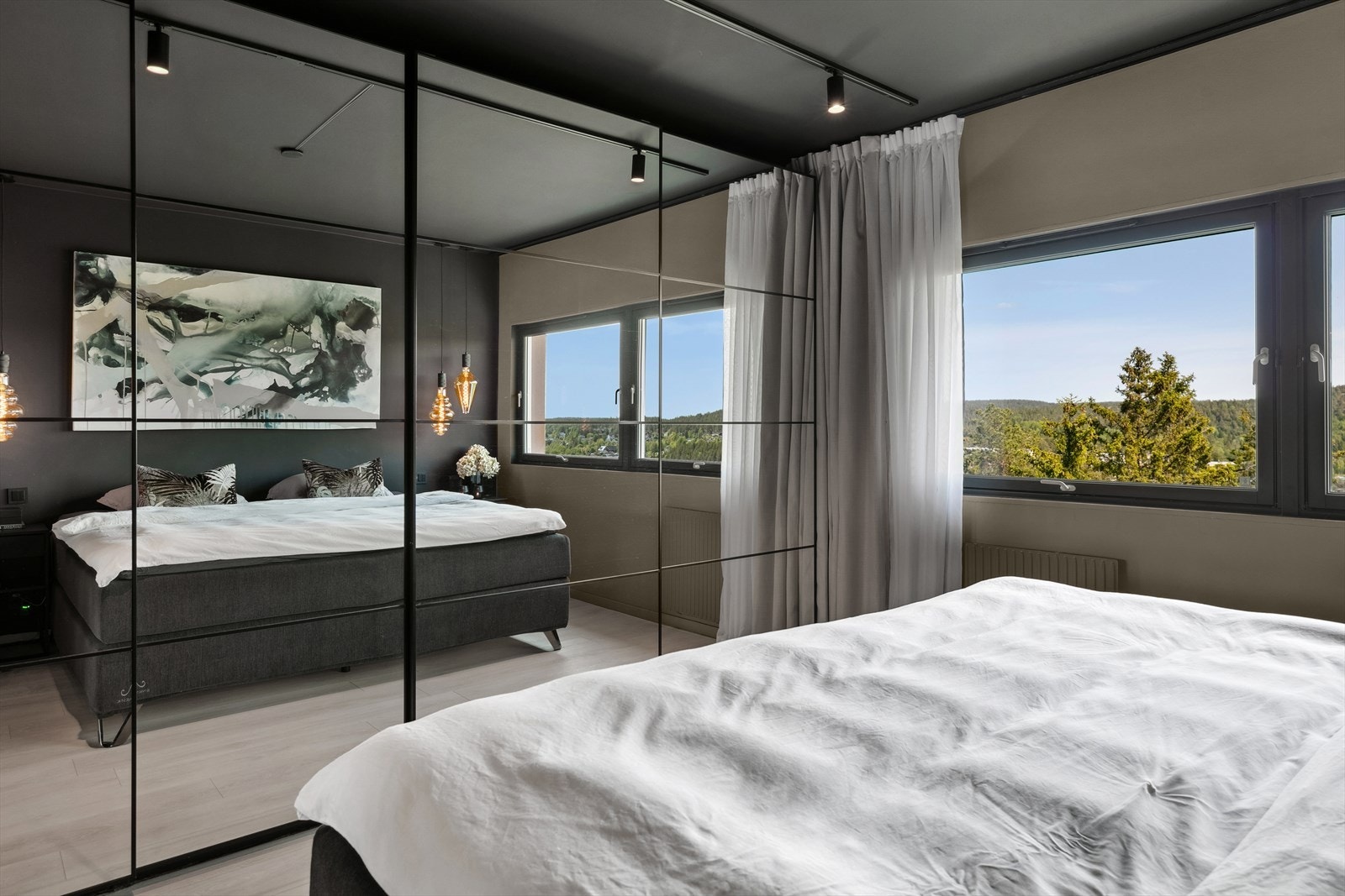 Videre er soverommet innredet med en romslig skyvedørsgarderobe med god plass til oppbevaring av tøy og diverse. Galleribilde