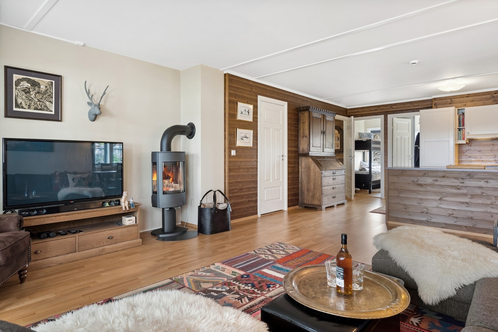 Stuen oppleves som lun, med dels behandlet panel, dels malte og slette overflater. Galleribilde