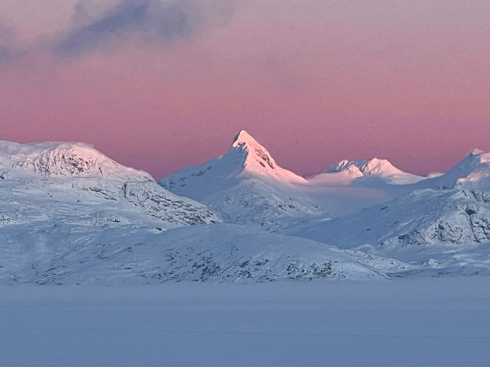 Uranostind med snø. Trives du over 2000 meter, er det 253 muligheter i Jotunheimen. Galleribilde