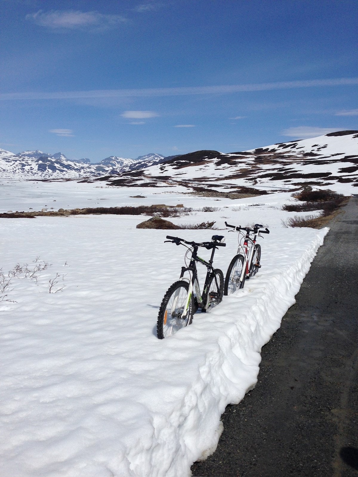 Sykkeltur i snøen. Grusveien til Eidsbugarden er vinterstengt, og fra vinterferien brukes samme trasé av beltebiler mellom Tyin Panorama og Eidsbugarden. Selgers eget bilde. Galleribilde