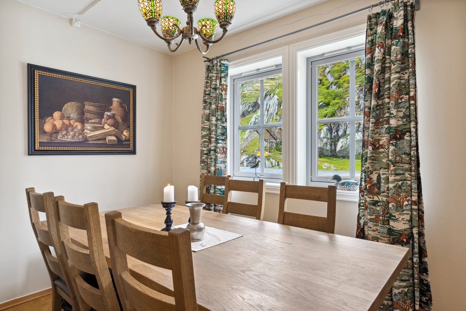 Stue og kjøkken i åpen løsning, med spisestuen i egen spisekrok. Galleribilde