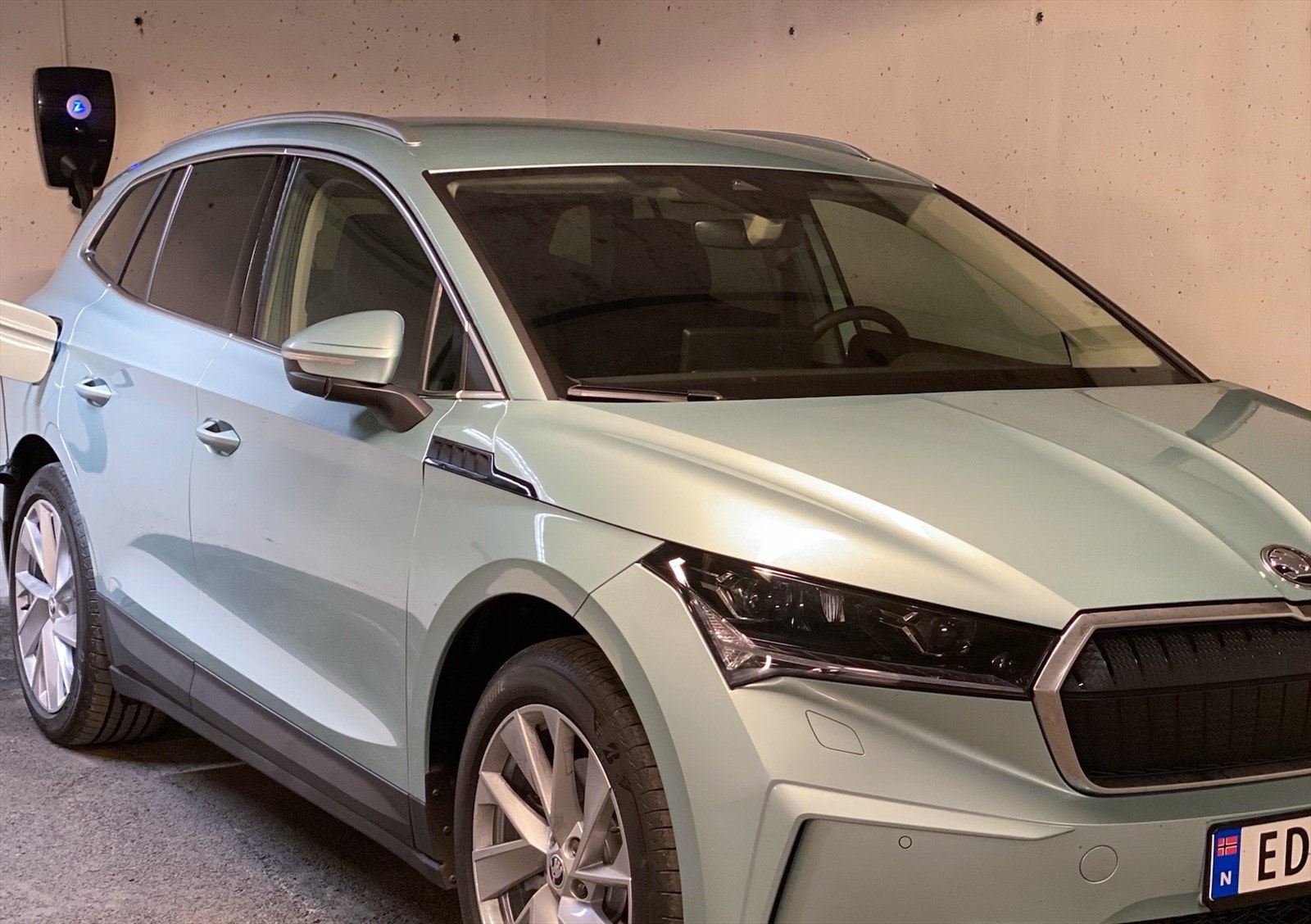 Garasje med Elbil lader. Leiligheten har egen oppmerket parkeringsplass i garasjekjelleren i byggets underetasje.
Egen bod i fellesareal. Galleribilde