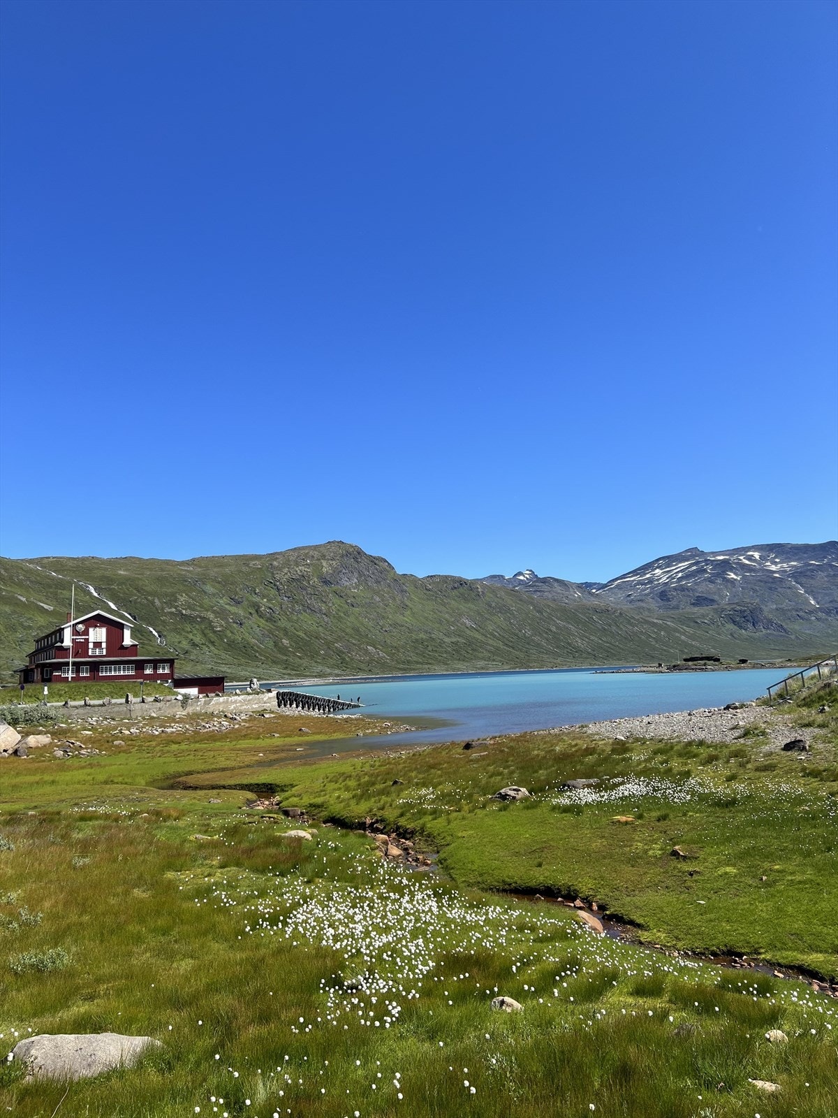 Eidsbugarden er et av de eldste turiststedene i Jotunheimen, og et flott utgangspunkt for fotturer i Jotunheimen. Hver sommer arrangeres festivalen Vinjerock her, med konsertopplevelser og friluftsliv hånd i hånd. Galleribilde