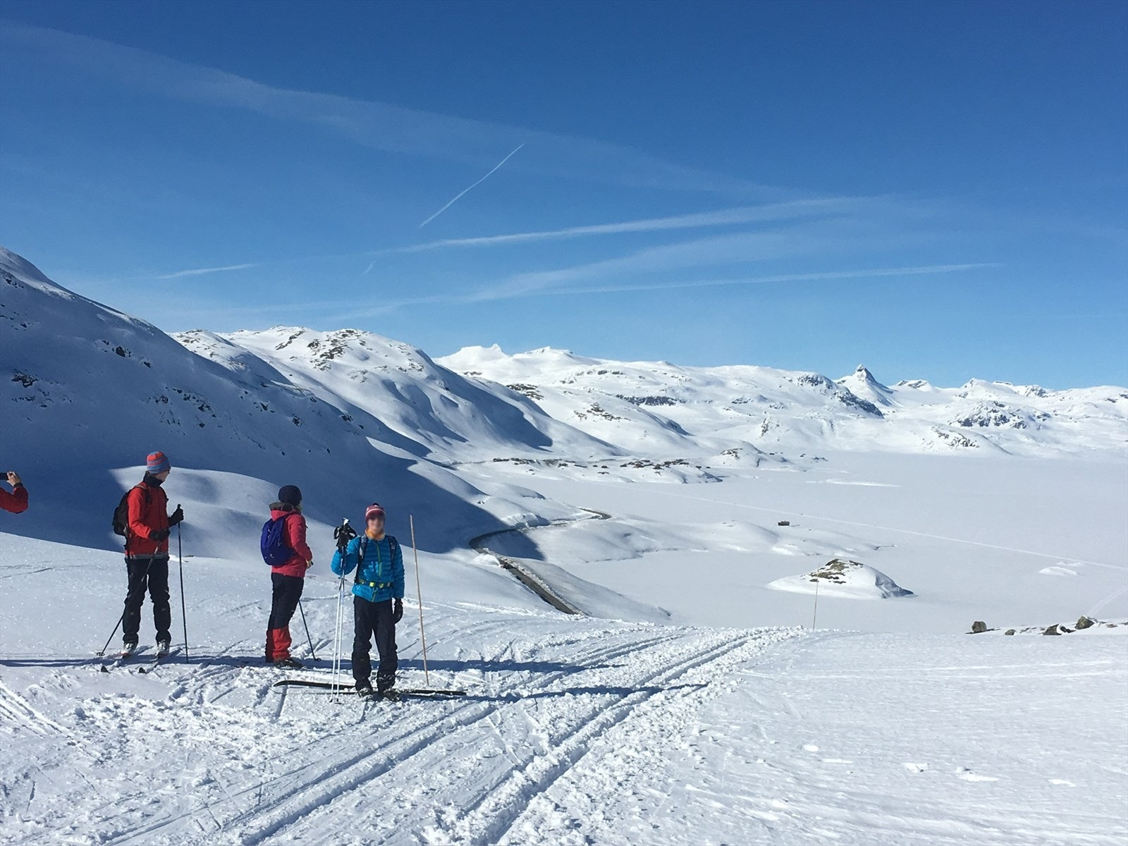 Skitur over Galdene - solrenningsturen med Uranostind i bakgrunnen Galleribilde