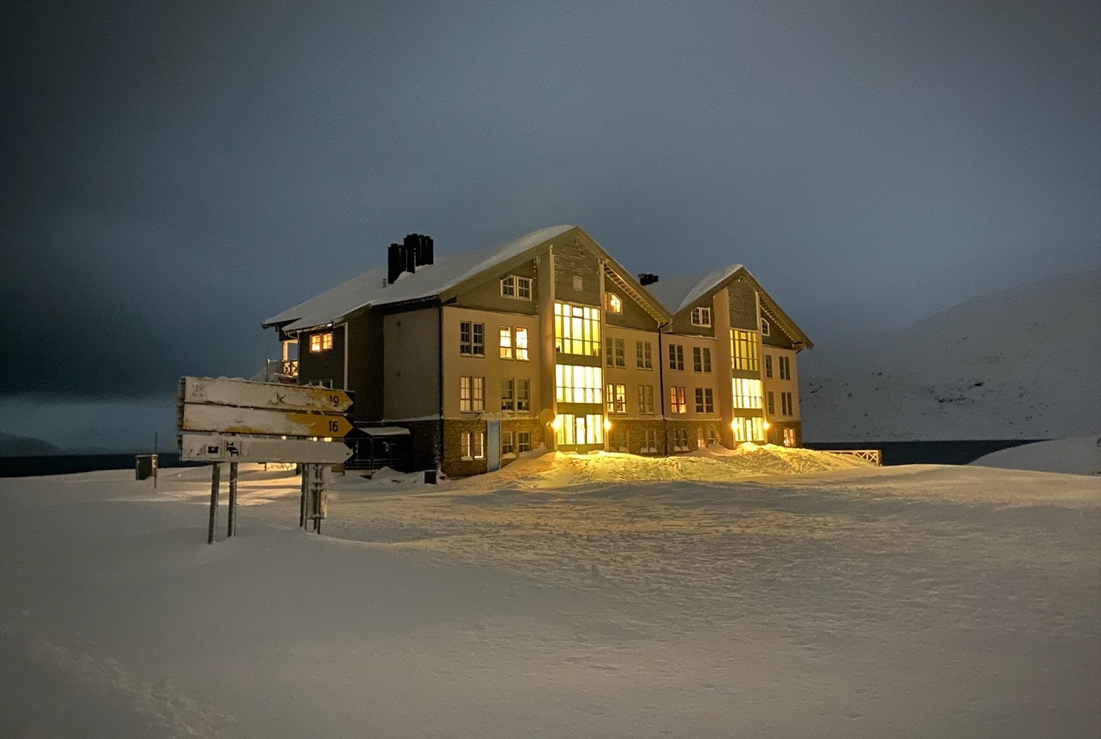 Fritidsleiligheten ligger i leilighetsbygg med god beliggenhet, og med kort vei til sommer- og vinteropplevelser i fjellet, ca. 1.090 m.o.h Galleribilde