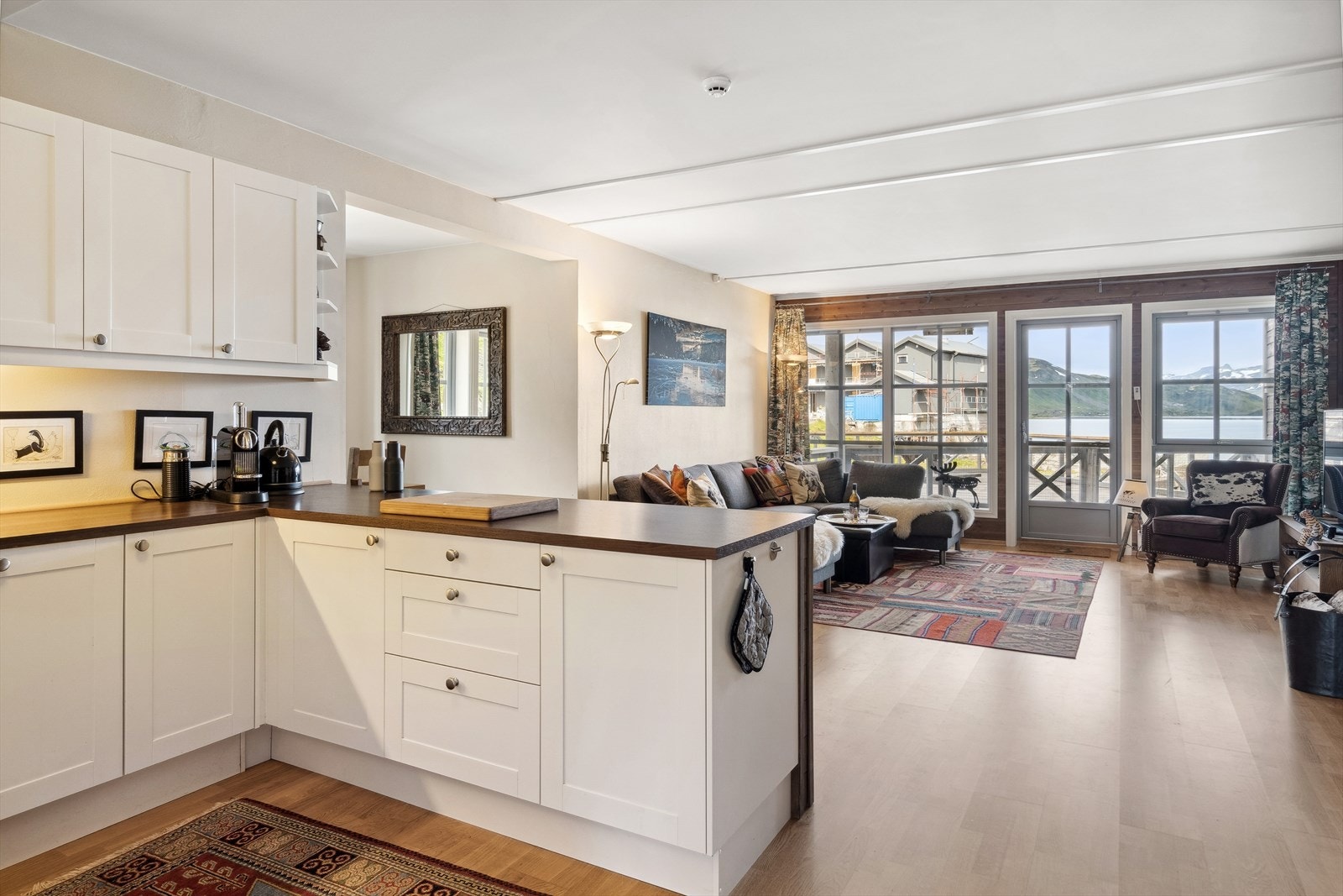 Kjøkkeninnredningen har godt med benk- og skapplass i over- og underskap, samt en praktisk øy mot stuen. Galleribilde