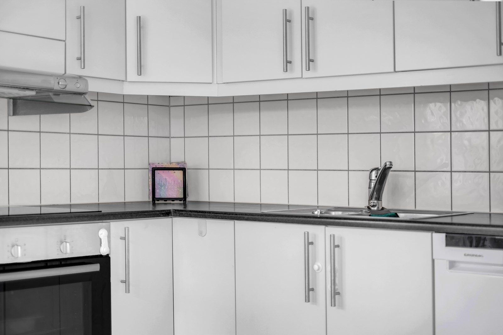 Kjøkkenet er utstyrt med platetopp, kum med ettgreps blandebatteri, ventilator, kjøleskap, ovn og oppvaskmaskin. Galleribilde