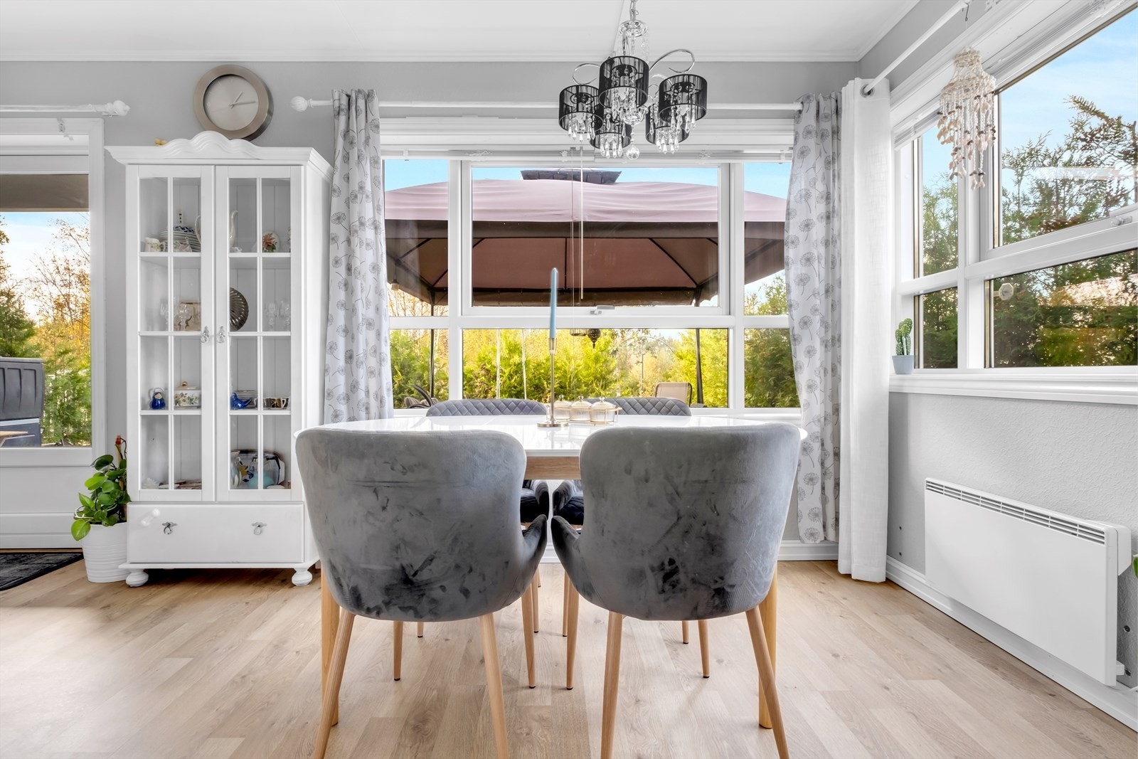 De store vinduene i leiligheten slipper rikelig med naturlig lys inn og gir et frodig utsyn mot grøntområder. Galleribilde