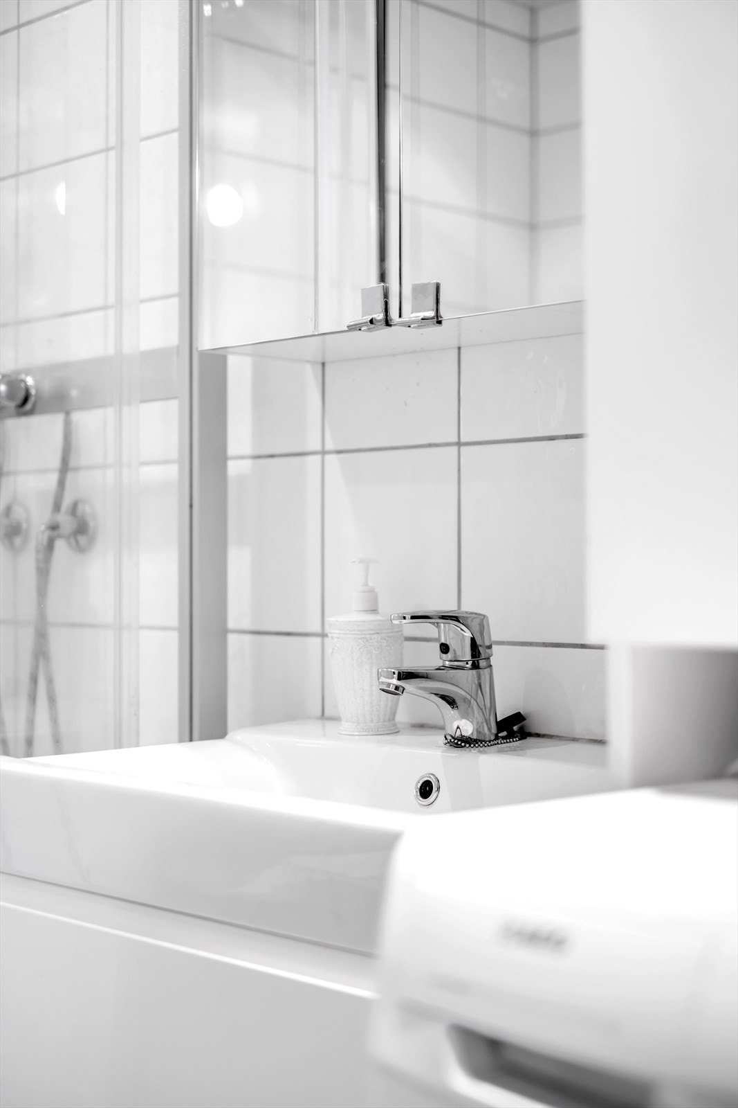 Badet er innredet med frittstående klosett, servantinnredning, servant, dusjkabinett, opplegg og plass til vaskemaskin. Galleribilde