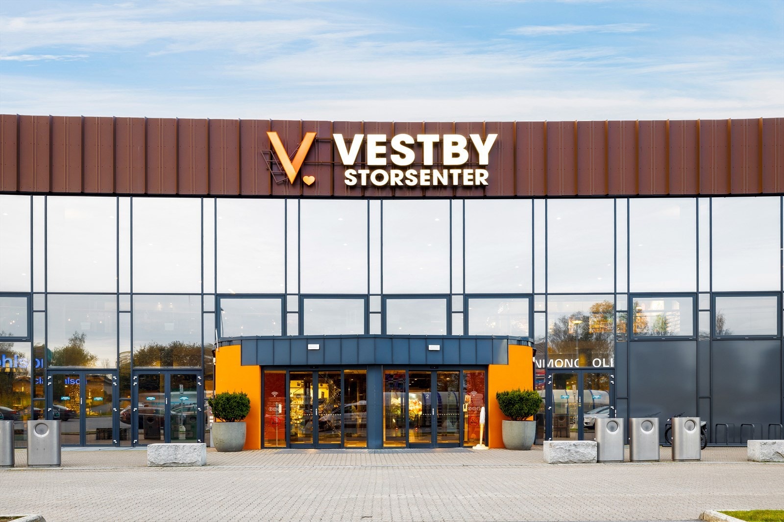 Vestby storsenter ligger rett ved sentrum. Her er det vinmonopol og et godt utvalg med butikker og spisesteder. Galleribilde