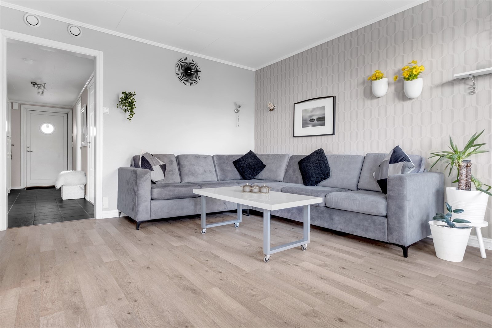 Stuen fremstår lys og innbydende og den åpne løsning skaper en romslig og luftig følelse. Galleribilde