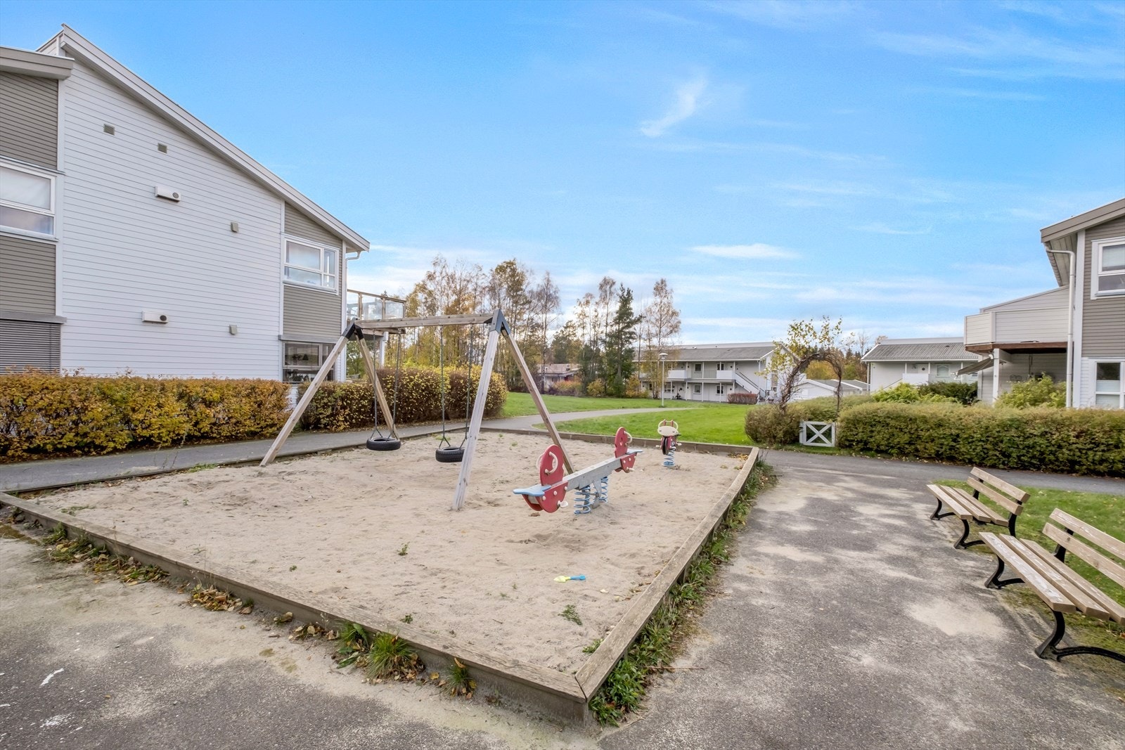 Dette er et stille, rolig og barnevennlig boområde med et steinkast til bussholdeplass og med nærhet til og trafikkfri adkomst til barnehage, barneskole, idrettshall og fotballbaner. Galleribilde