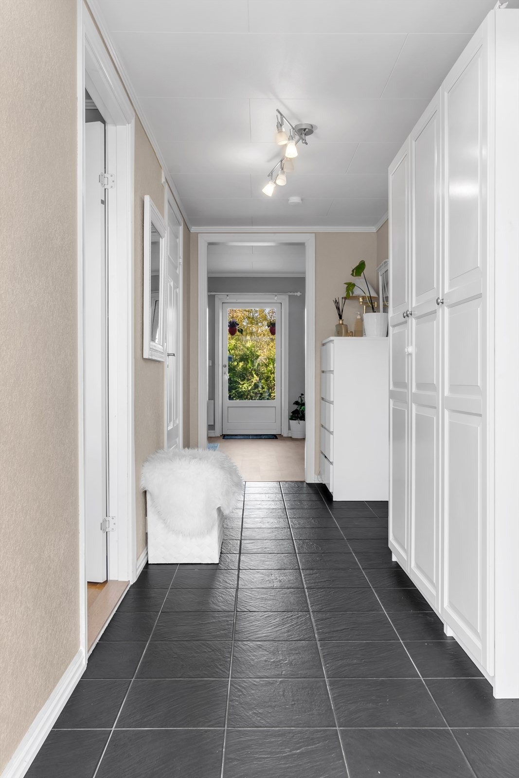Velkommen inn! I entreen er det god plass til å henge opp jakker og sette fra seg sko. Galleribilde