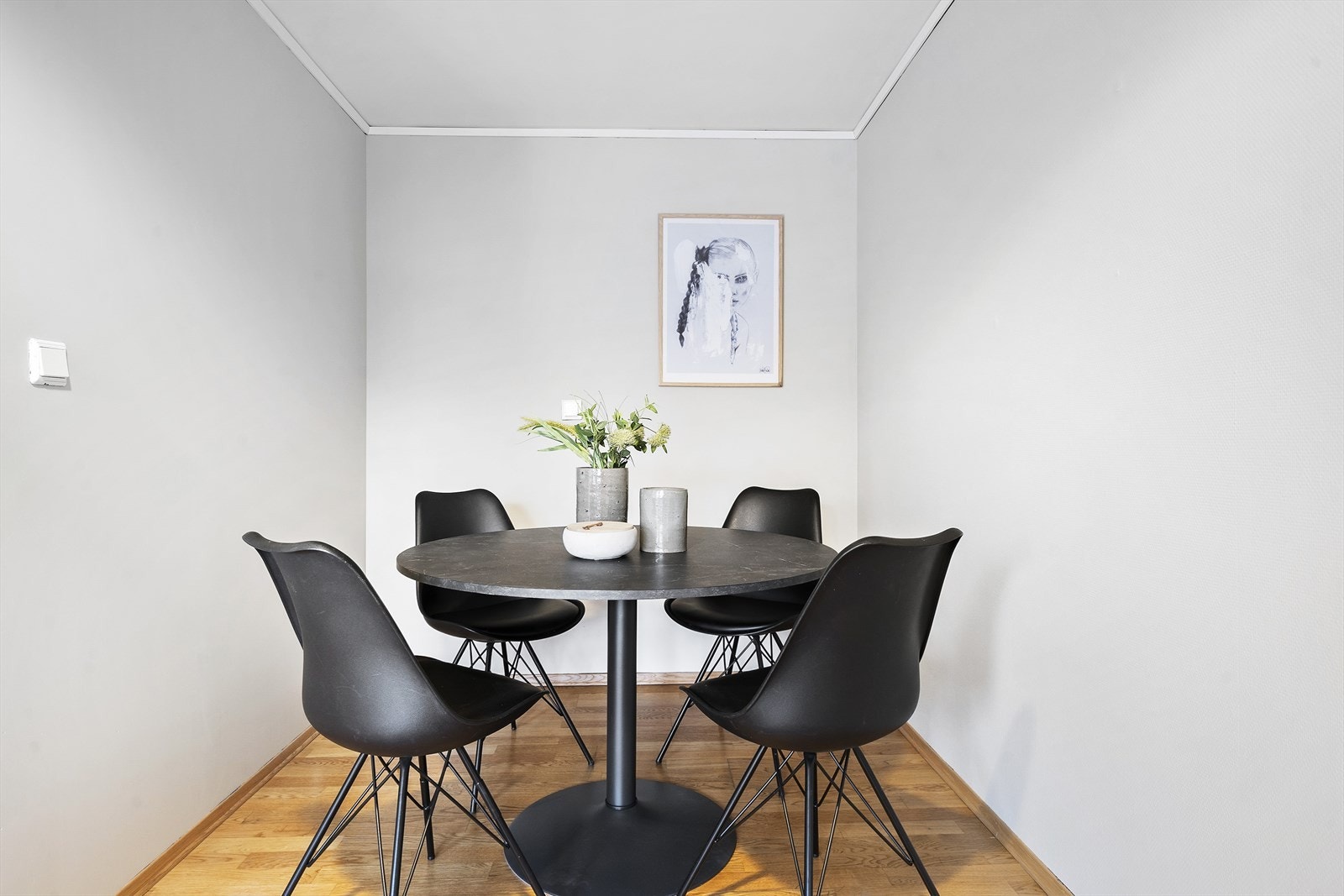 Det er rom for et hyggelig spiseplass. Galleribilde