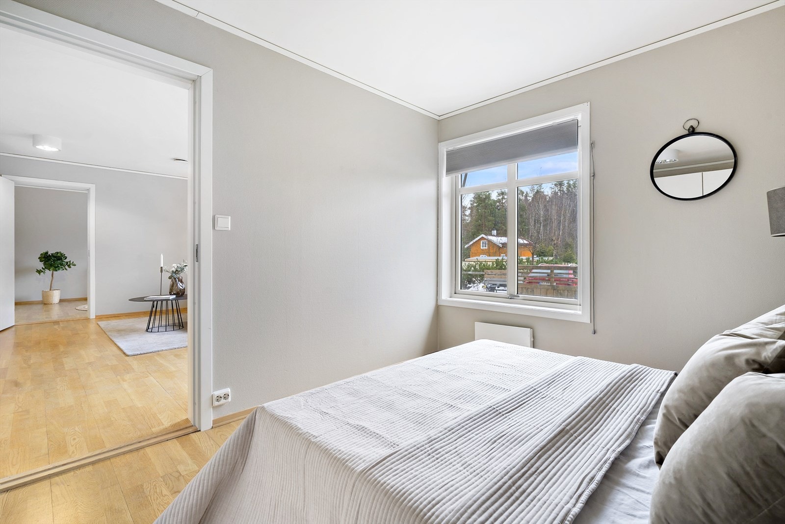 Vinduet på soverommet gir godt med naturlig lys inn, som skaper en god atmosfære. Vinduet har skjerming så en kan enkelt få det mørkt om man skulle ønsket det. Galleribilde