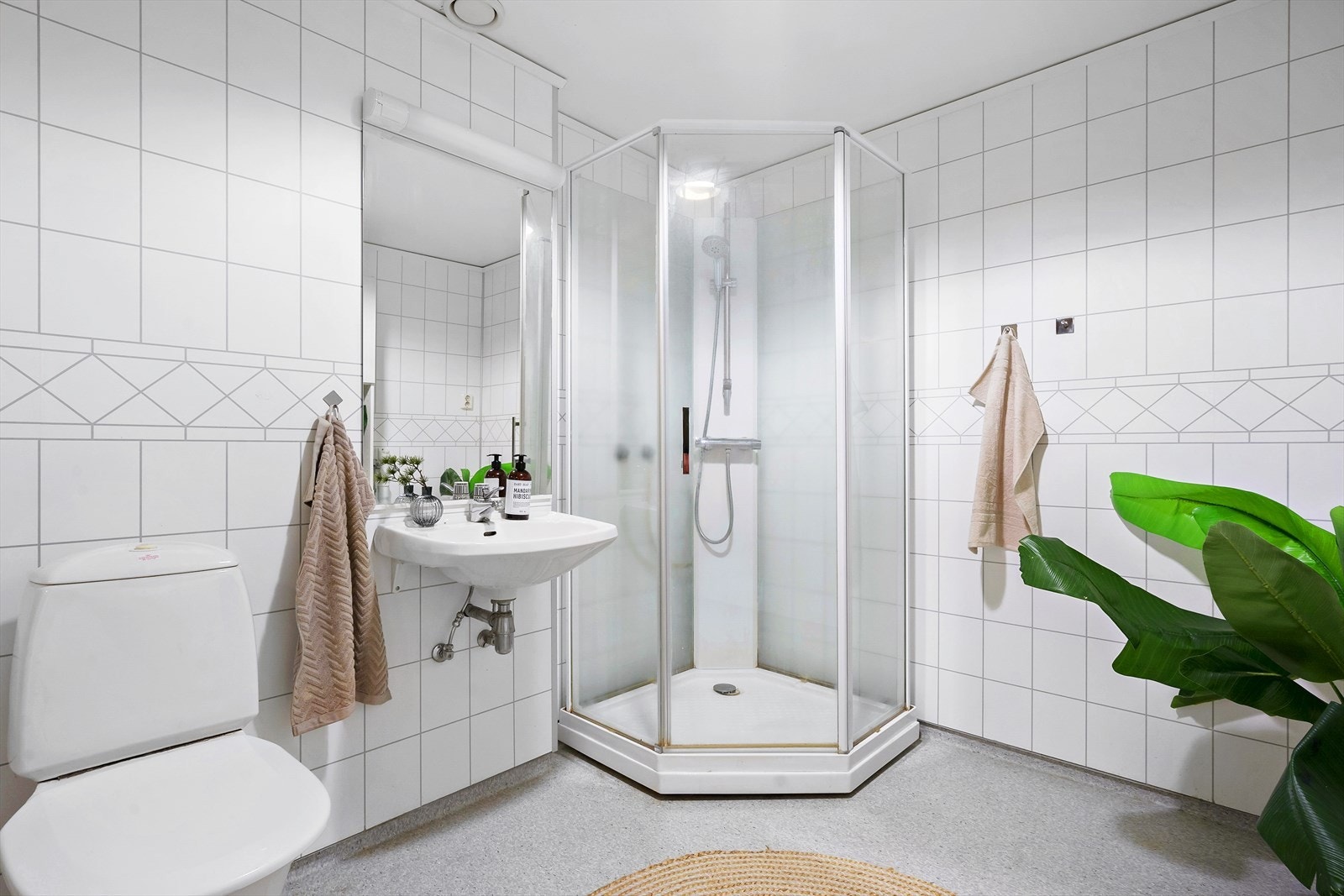 Rommet oppvarmes med elektrisk gulv-varme. Gulv av betong påmontert vinyl-belegg og veggflater av flis-lignende laminat-plater. Himling av malte plater. Galleribilde