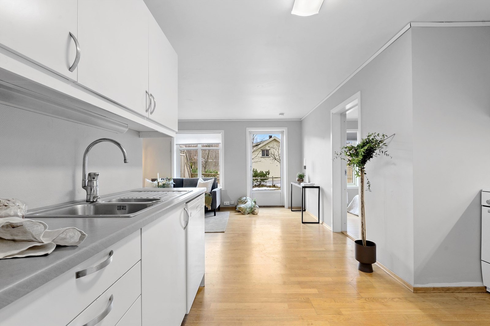 Benkeplaten er av laminat materiale. Galleribilde