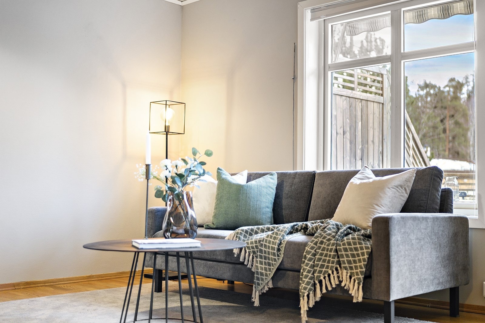 Det er god plass til en koselig sofakrok i stuen. Galleribilde