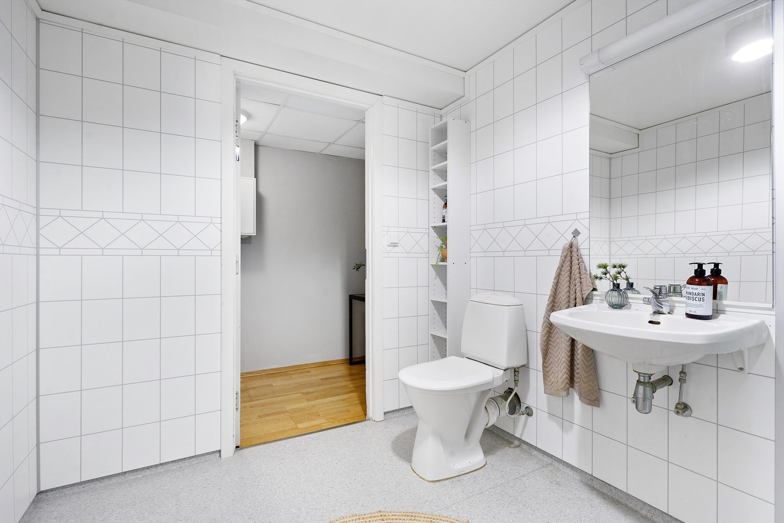Det er montert "høy skap" med glatte, hvite fronter. I tillegg en mindre hylle-reol i tilsvarende kvalitet. Rommet har opplegg for vaskemaskin. Galleribilde