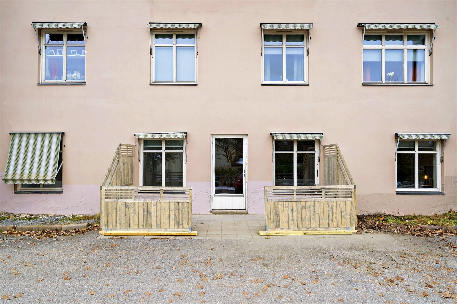 Fra leiligheten har en tilgang til en koselig skjermet uteplass. Galleribilde