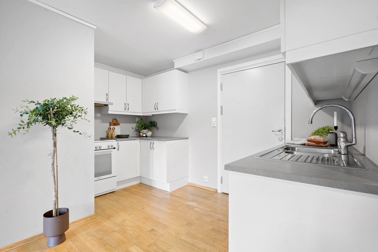 Kjøkkenet er utstyrt med nedfelt oppvask-kum i stål materiale, oppvaskmaskin og komfyr. Over komfyren er det ventilator av fabrikasjonsmerke "Røros hetta". Galleribilde
