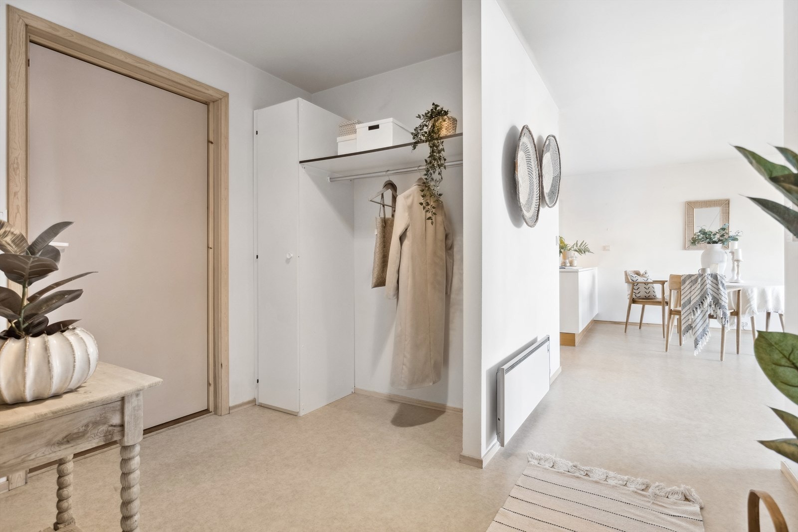 Velkommen Inn! Entréen/gangen er ca 12 m² og har god plass til å henge yttertøy. Galleribilde