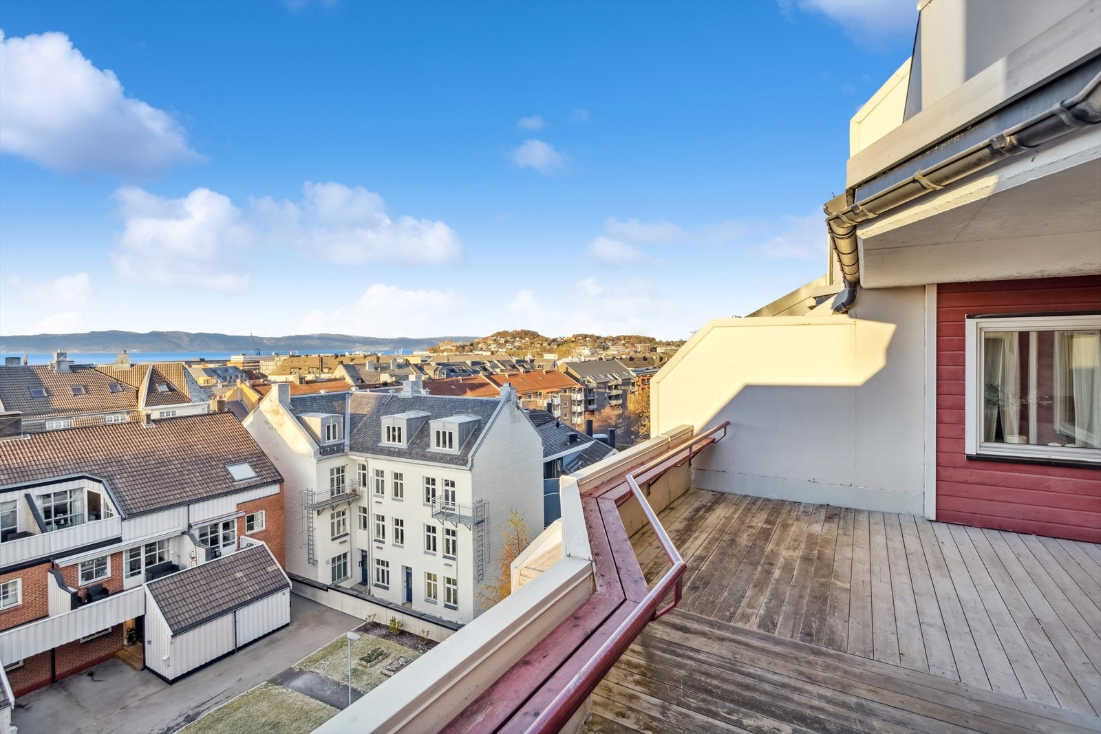 Fra stuen er det utgang til en romslig terrasse på hele 21 m². Galleribilde