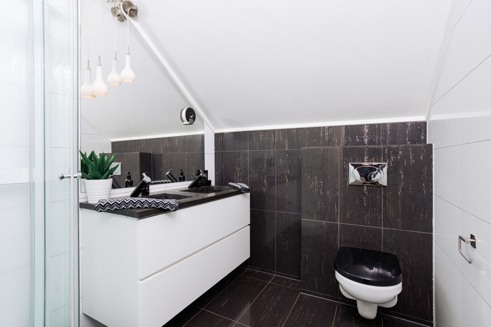 Loftetasjen har også eget bad. Badet er utstyrt med toalett, dobbel servant og dusjkabinett. Galleribilde