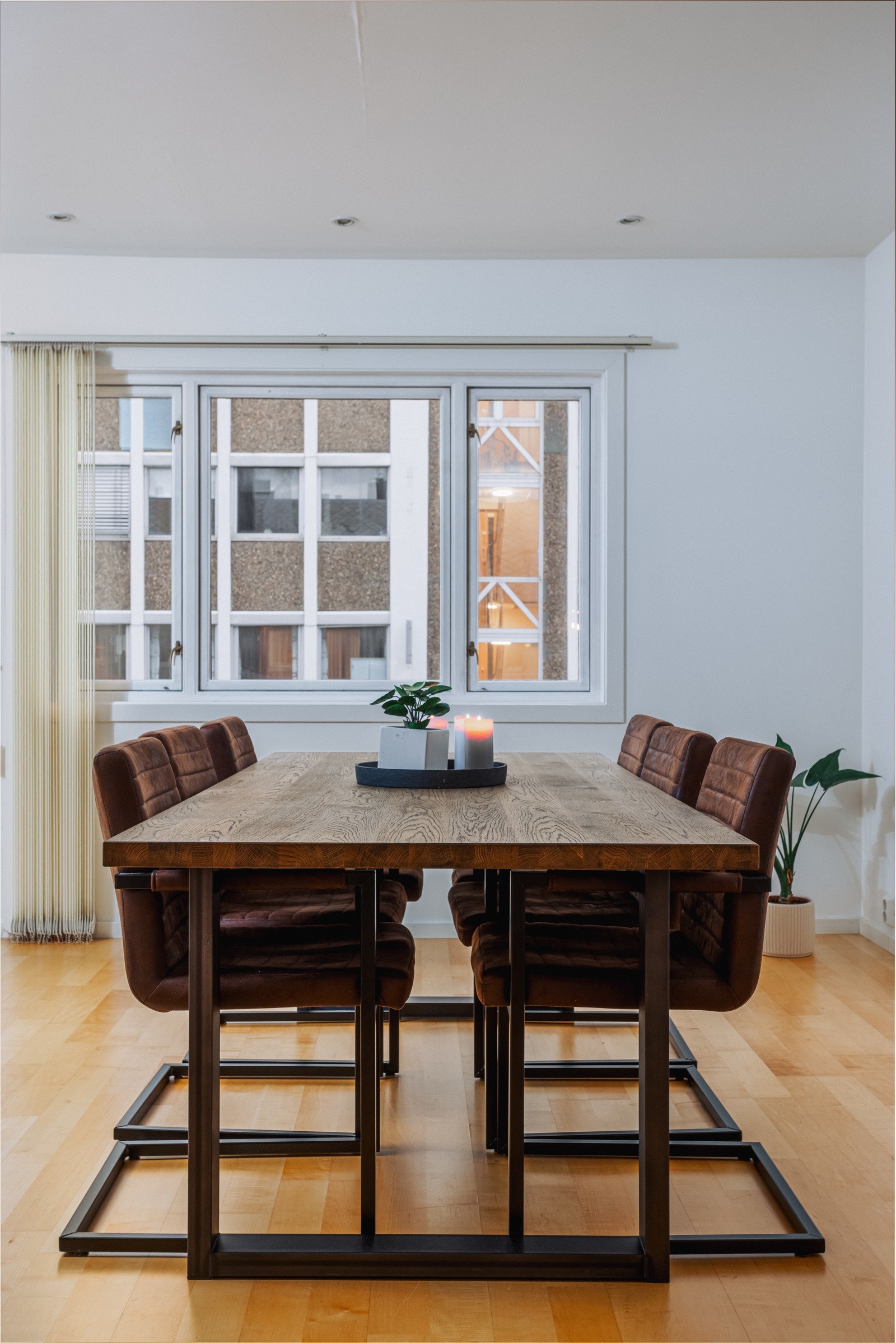 Romslig spisegruppe kan enkelt etableres åpent mot kjøkkenet. Galleribilde