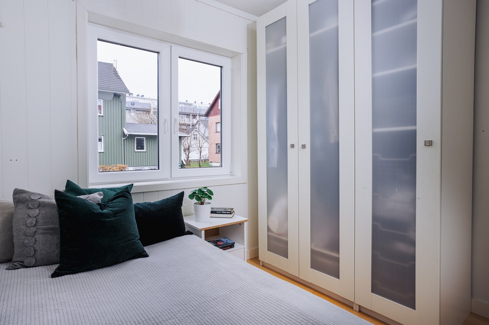 Stor skapinnredning med mye oppbeavringsplass. Galleribilde