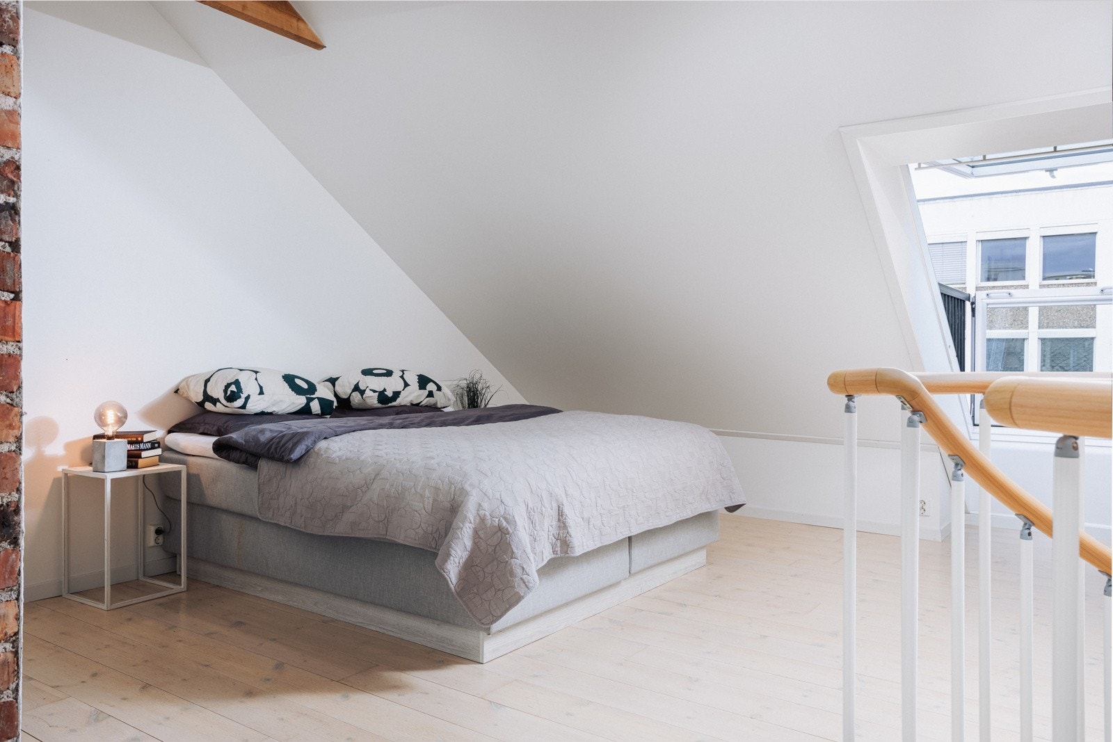 Stort og åpent soverom med skråtak og høy takhøyde på midten. Galleribilde