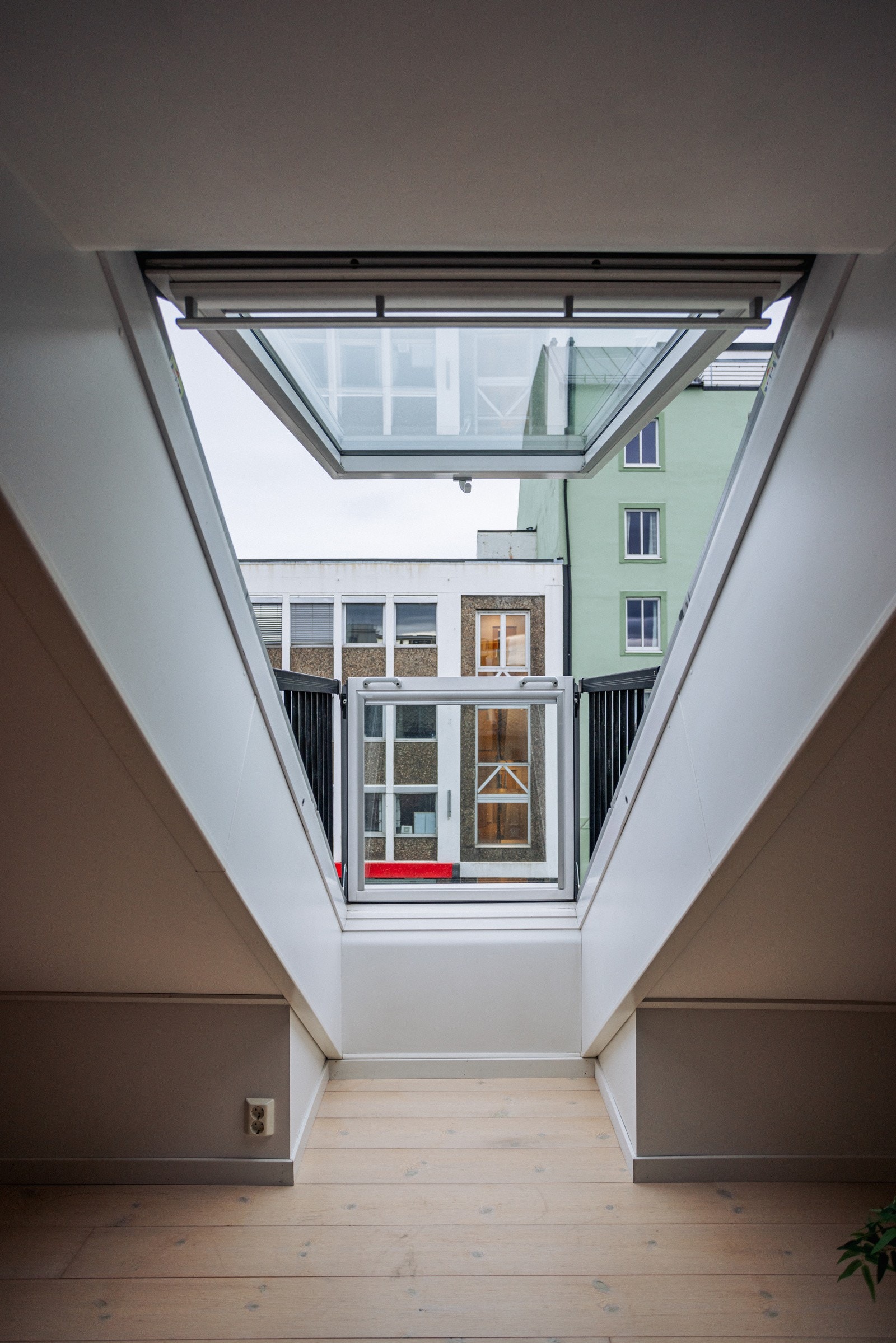 Stort takvindu som det er mulig å åpne helt med utvendig montert rekkverk. Galleribilde