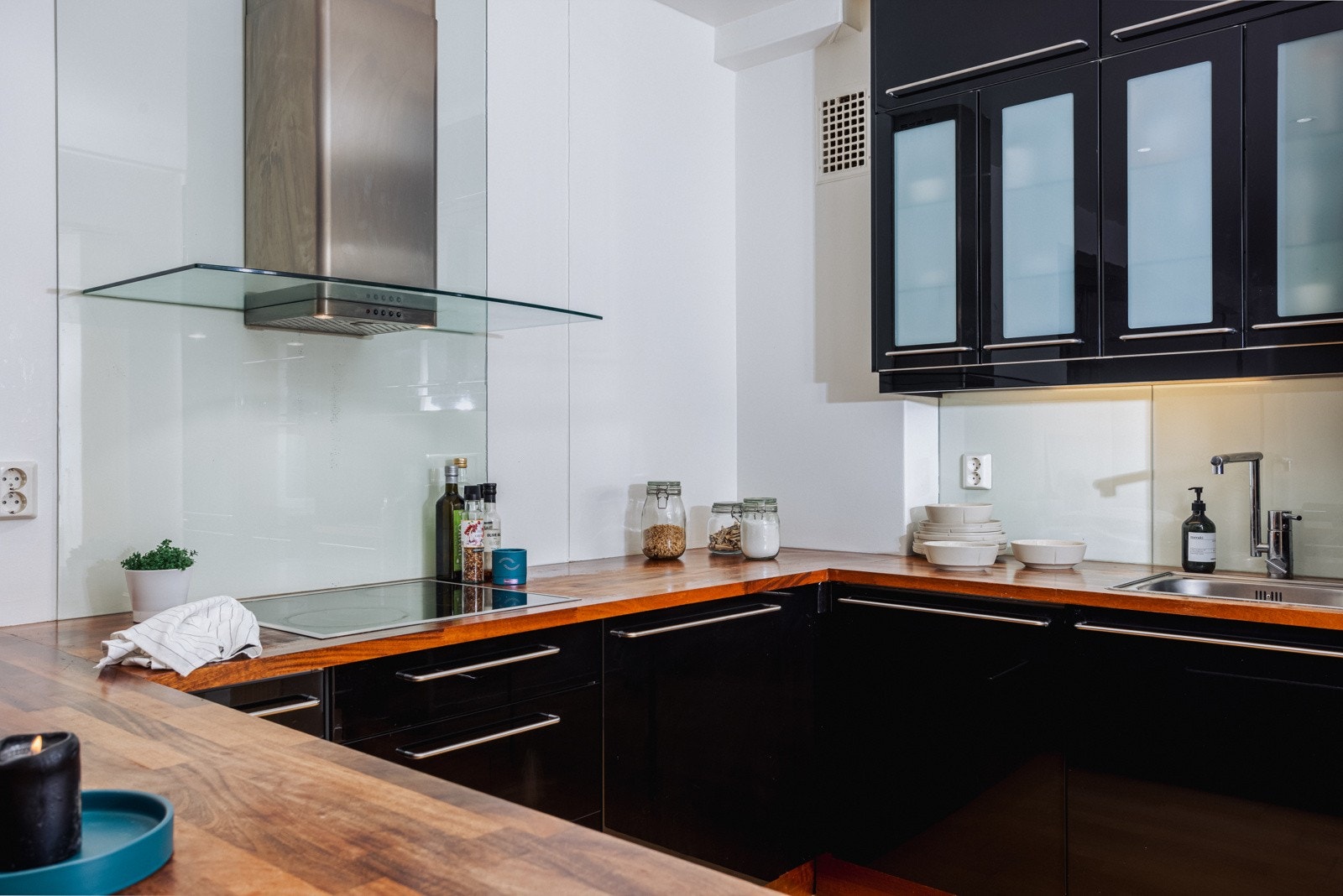 God benkeplass til diverse kjøkkenutstyr. Galleribilde