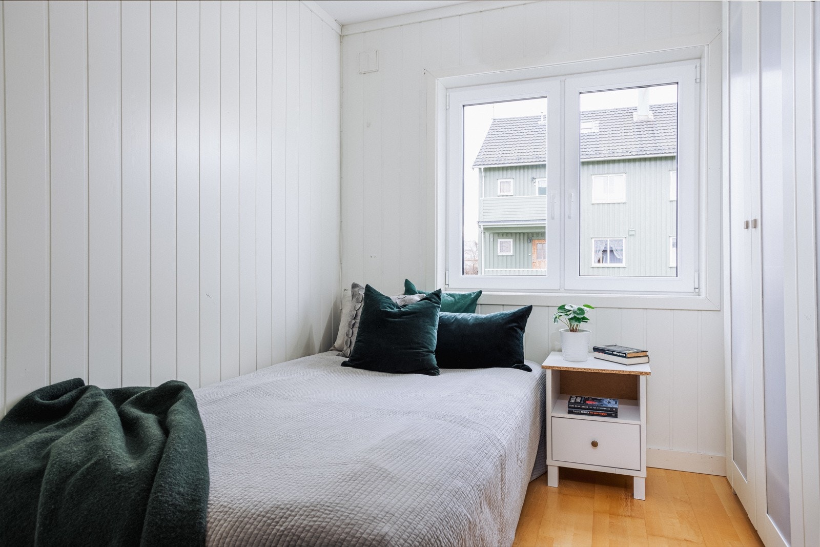 Lyst soverom med godt lysinnslipp. God plass til seng, nattbord og skap. Galleribilde