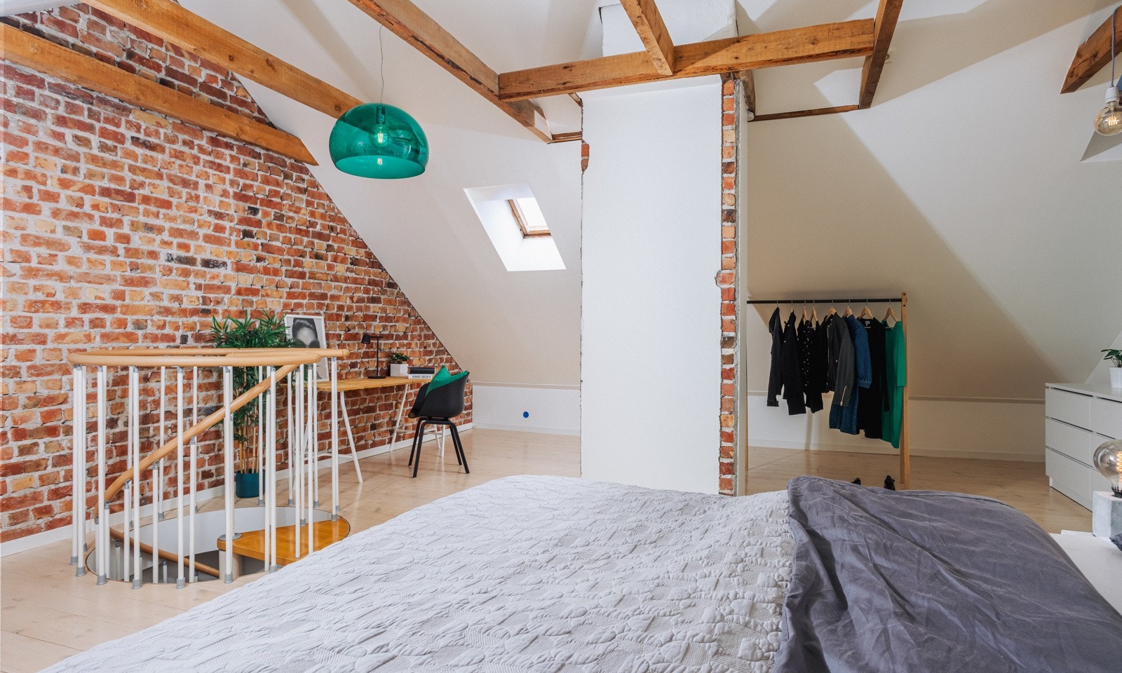 Adkomsten til loftet. Stilig kontrastvegg av vegg mur gir et urbant preg. Galleribilde