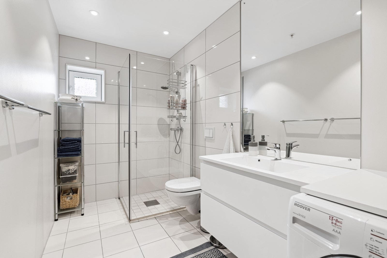 Badet er lyst og romslig med spotlights i taket og gulvvarme. Galleribilde