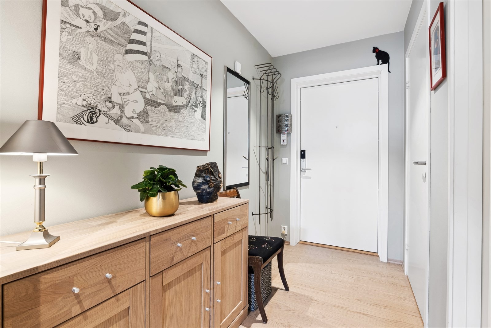 Velkommen inn! Lys og trivelig entré. Galleribilde