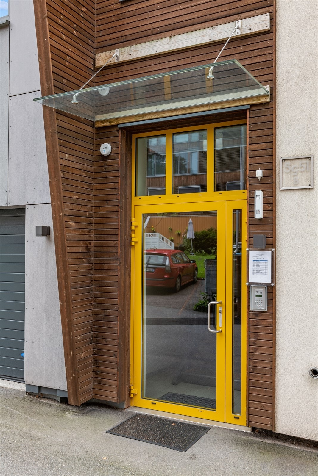 Velkommen inn! Ringe-tablå med fjernåpning fra leilighet. Galleribilde