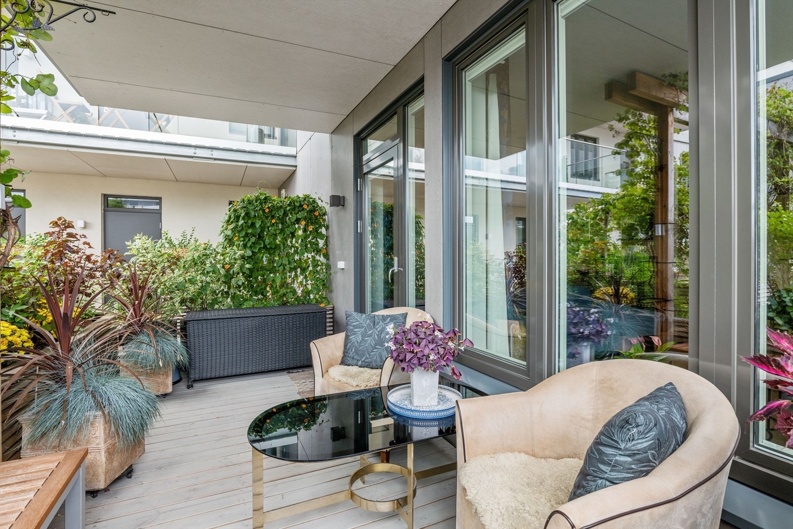Overbygget og usjenert terrasse. Galleribilde