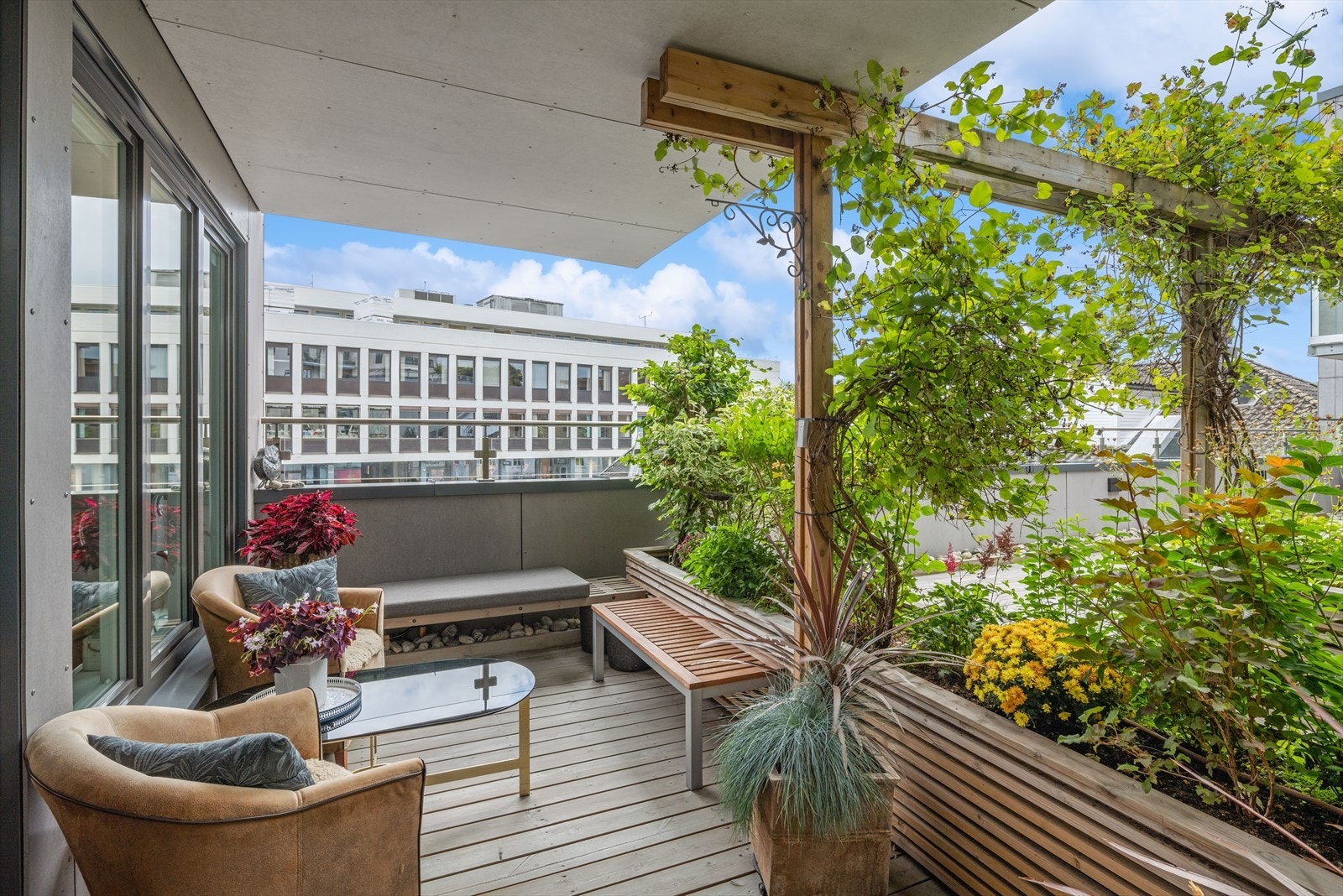 Usjenert og overbygget terrasse. Galleribilde