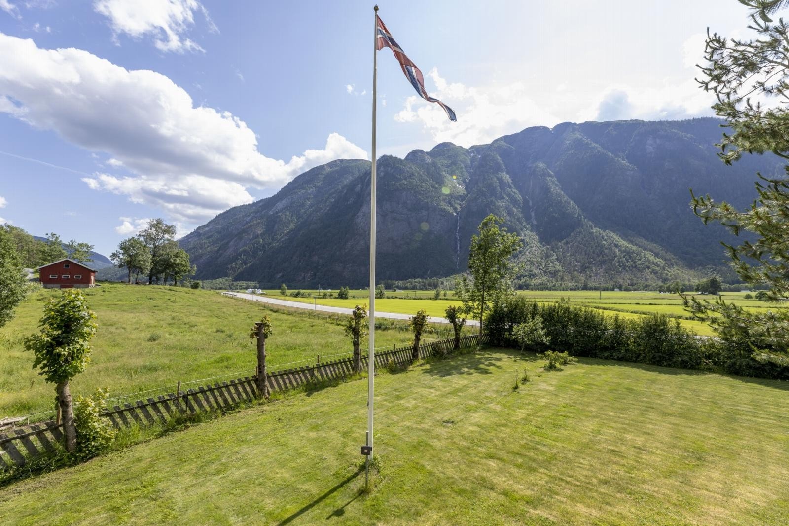 Hage med utsikt mot flotte fjell Galleribilde