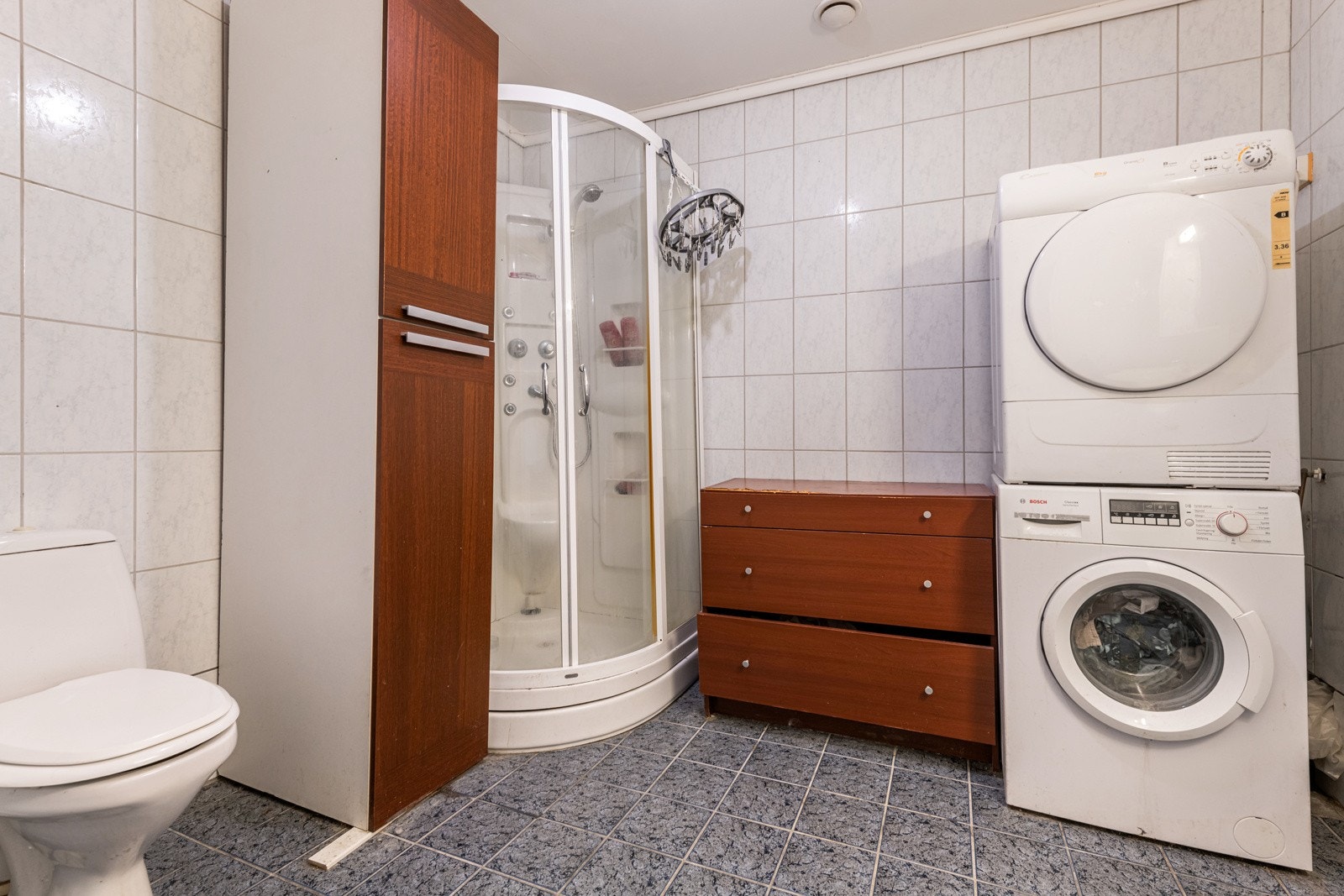 Romslig bad med plass til wc, dusjkabinett, servant med skap og opplegg til vaskemaskin/tørketrommel. Galleribilde