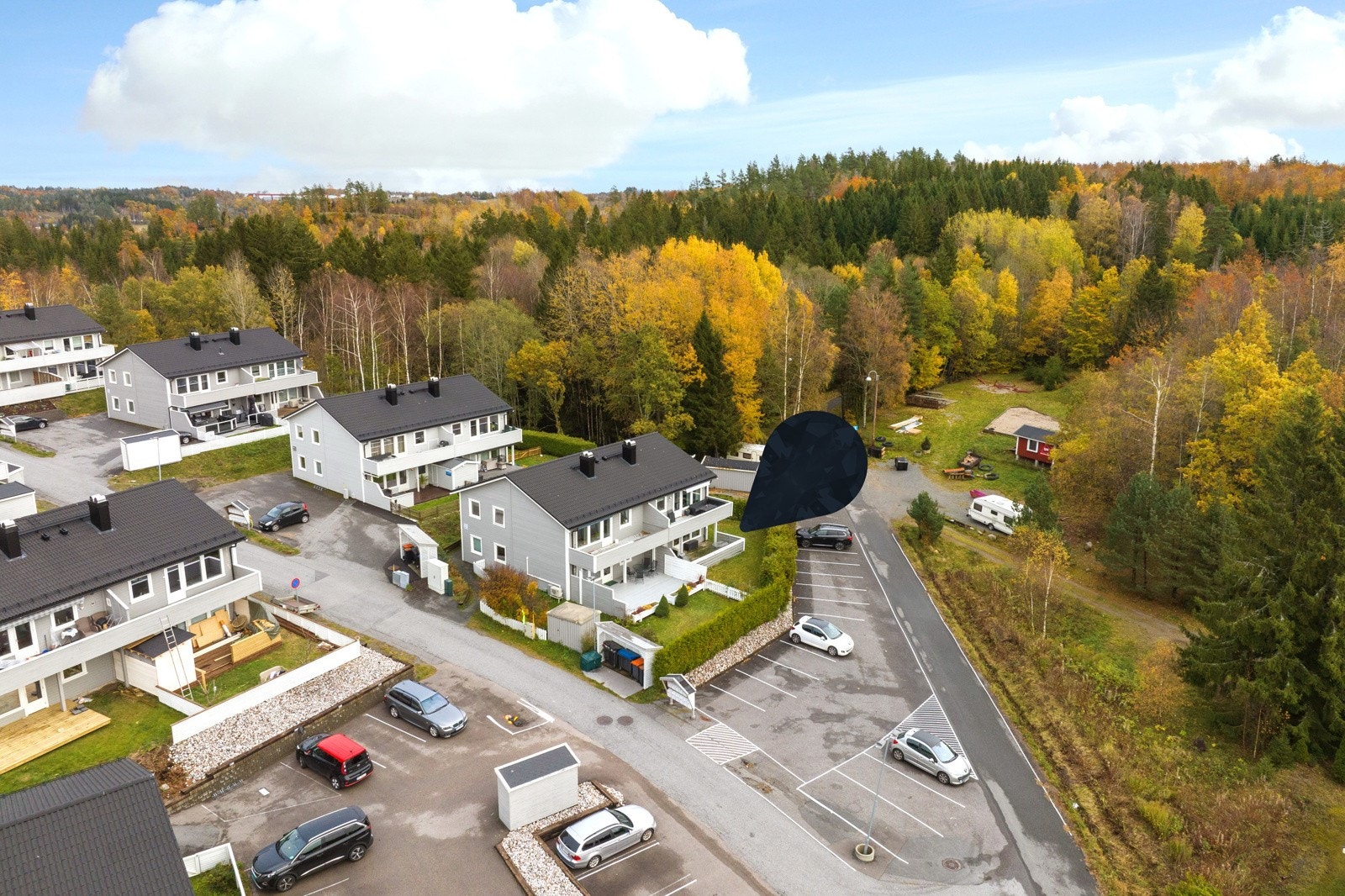 Leiligheten ligger med marka som nørmeste nabo. Det er også felles lekeplass i området og parkering ved leiligheten. Galleribilde