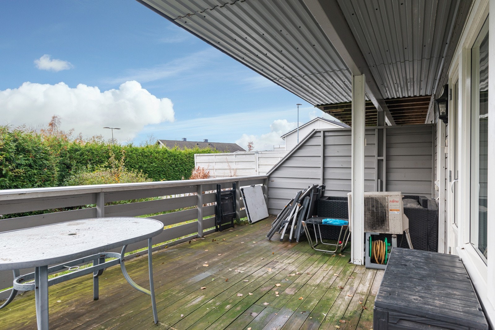 Terrasse med fine solforhold og god skjerming. Delvis overbygget terrasse. Galleribilde
